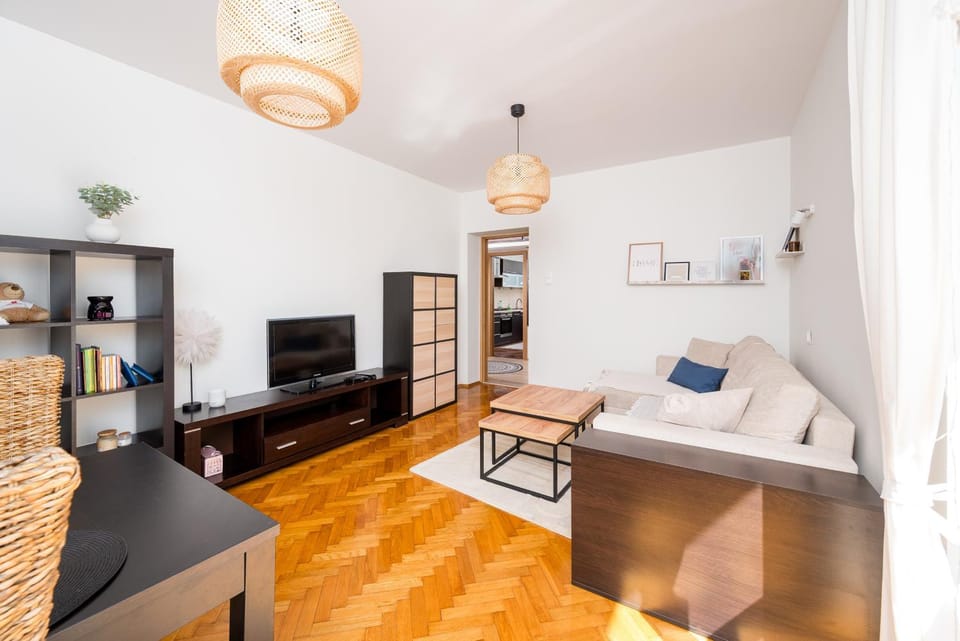 Communal lounge/ TV room, TV and multimedia, Living room, Seating area, Evening entertainment
