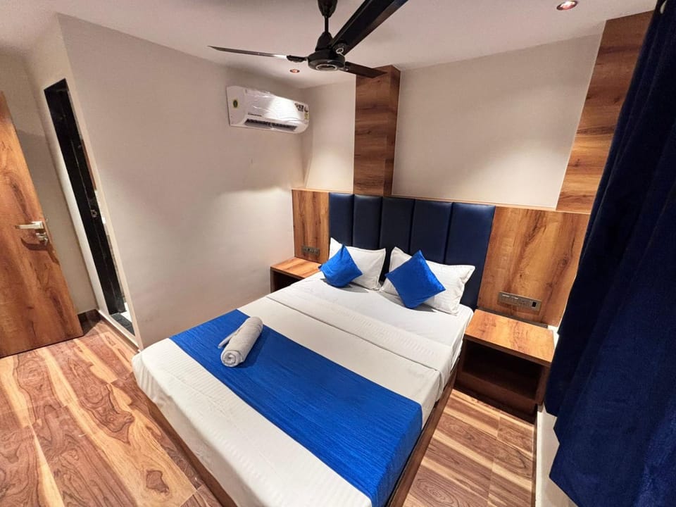 Bed, Photo of the whole room, Bedroom, fireplace, air conditioner