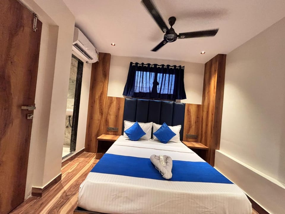 Bed, Photo of the whole room, Bedroom, fireplace, air conditioner