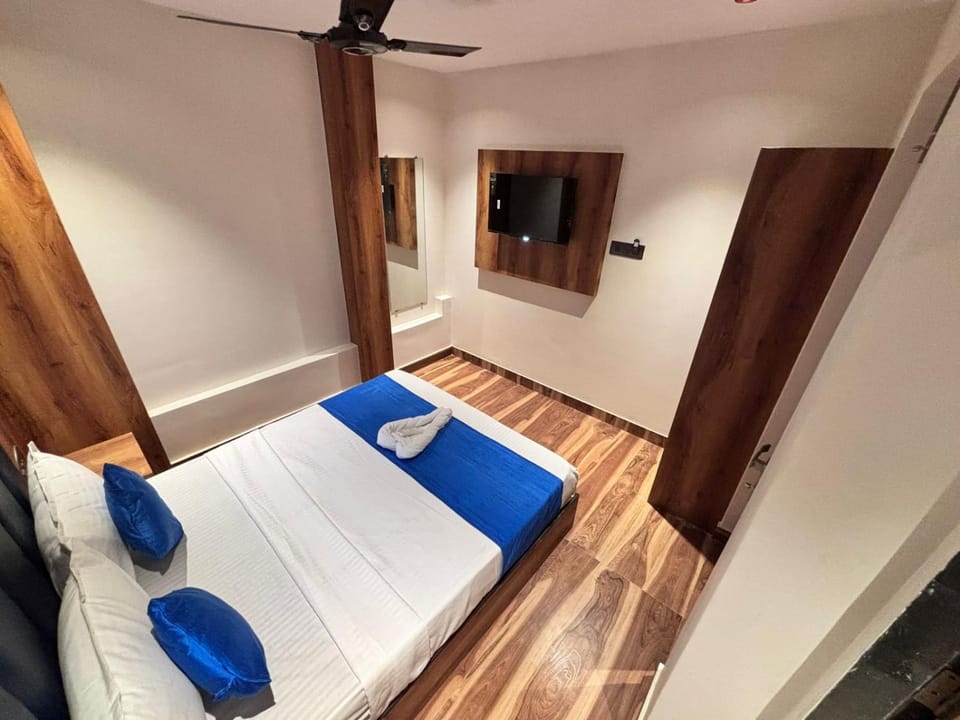 Bed, TV and multimedia, Photo of the whole room, Bedroom, fireplace, towels, wardrobe