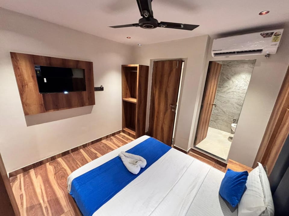 Communal lounge/ TV room, Bed, TV and multimedia, Photo of the whole room, Evening entertainment, Bedroom, fireplace, towels, wardrobe, air conditioner