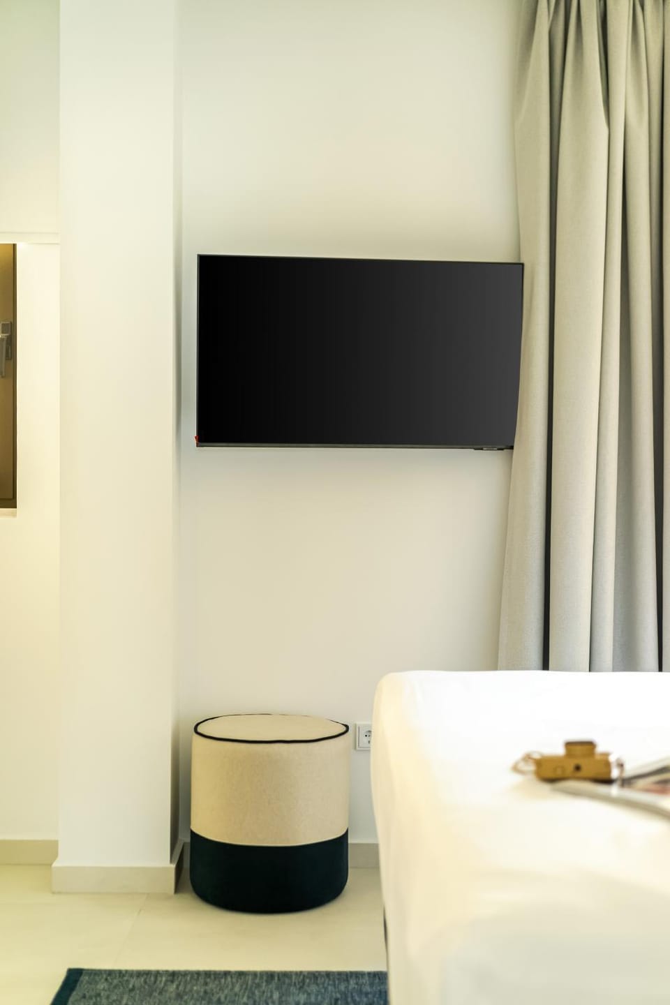 Bed, TV and multimedia, Bedroom