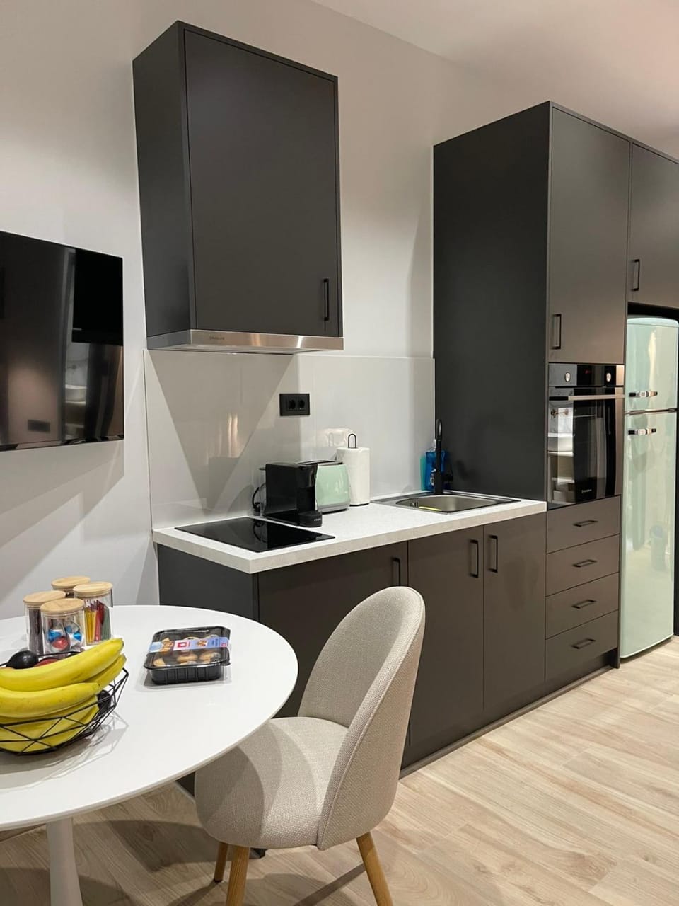 Coffee/tea facilities, Kitchen or kitchenette, Dining area, minibar, oven, stove, toaster