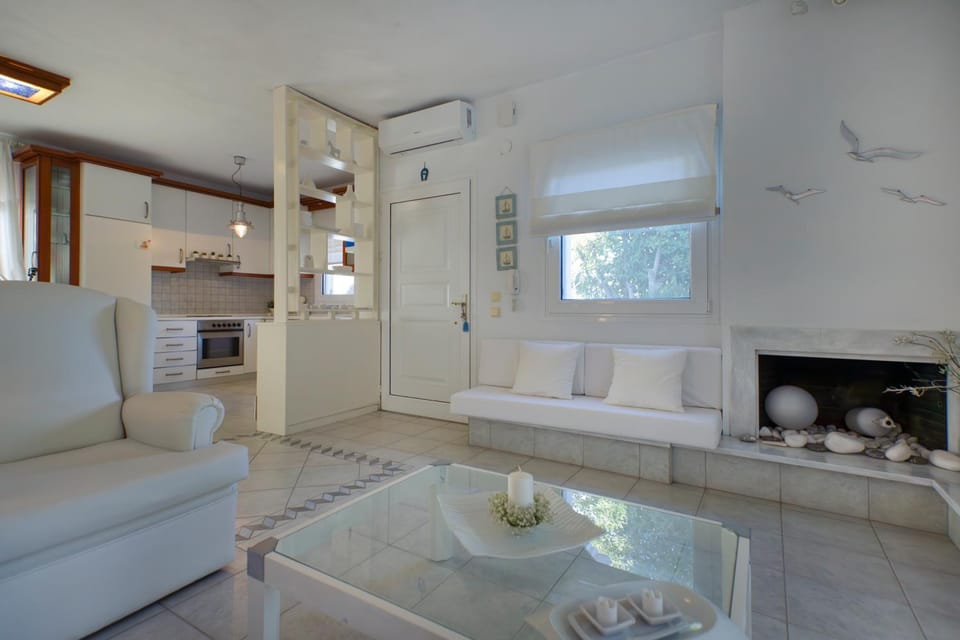 Kitchen or kitchenette, Living room, Seating area, fireplace, air conditioner