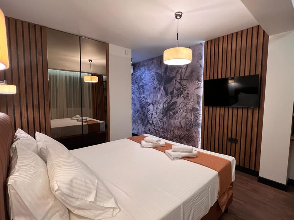 Bed, TV and multimedia, Bedroom, towels