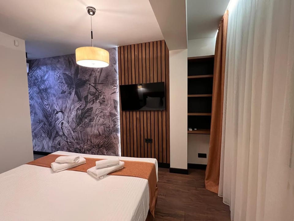Bed, TV and multimedia, Photo of the whole room, Bedroom, towels, wardrobe