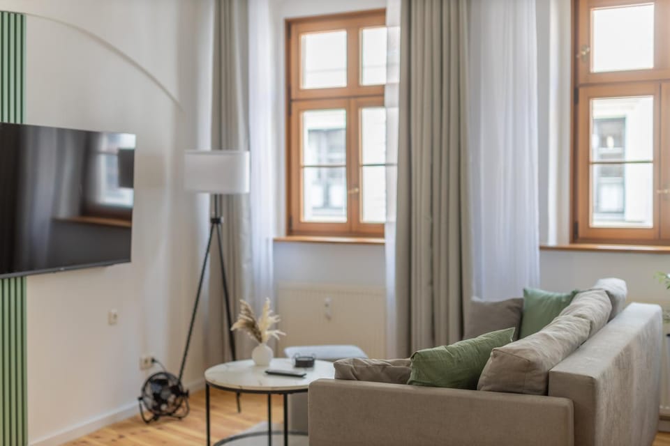 TV and multimedia, Living room, Seating area, Evening entertainment