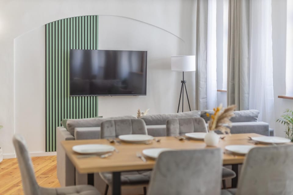 TV and multimedia, Living room, Seating area, Dining area