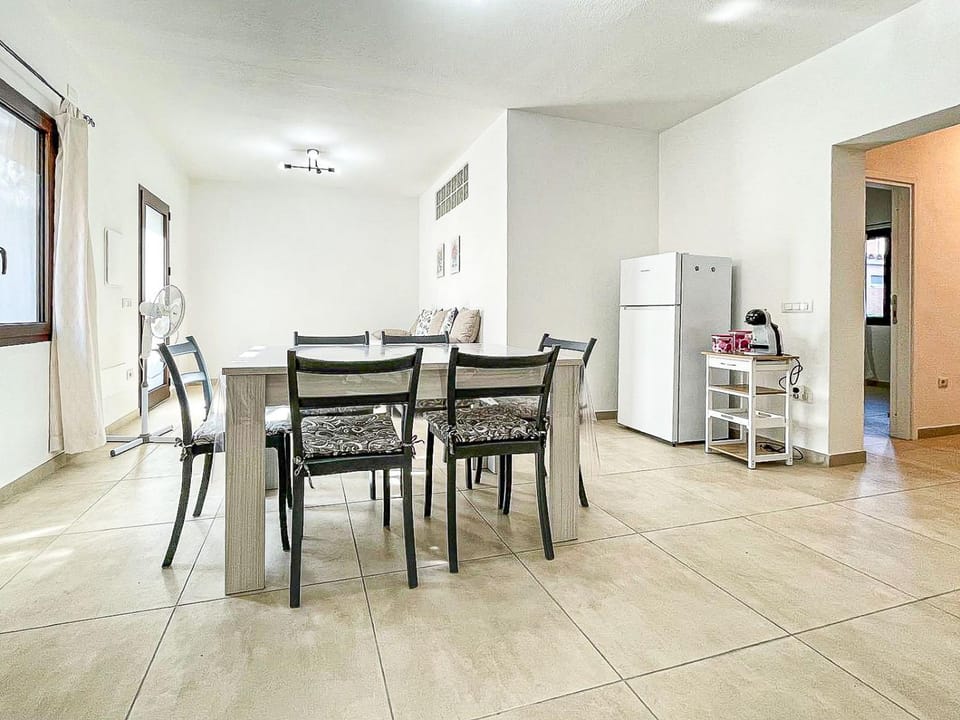 Kitchen or kitchenette, Seating area, Dining area