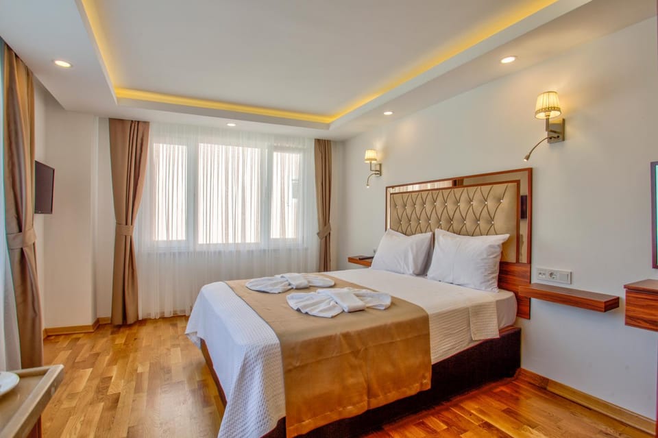 Restaurant/places to eat, Bed, People, Natural landscape, Sea view, Area and facilities, Supermarket/grocery shop, Shopping Area, Family