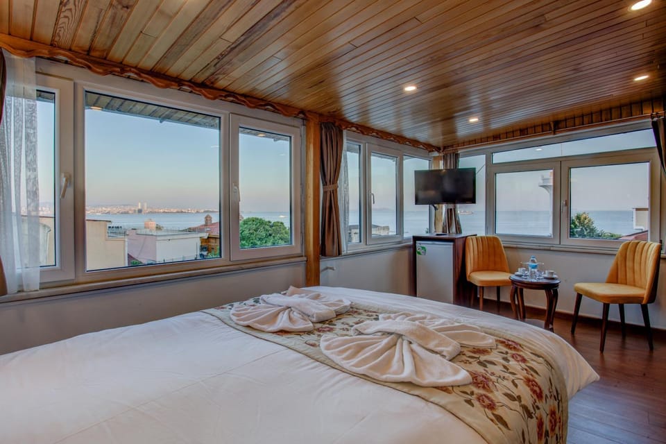 Shower, Toilet, Bathroom, Coffee/tea facilities, Photo of the whole room, Bedroom, Sea view, Street view