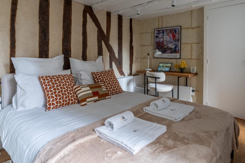 Photo of the whole room, Seating area, Bedroom