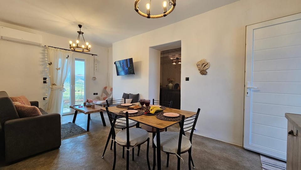 TV and multimedia, Seating area, Dining area