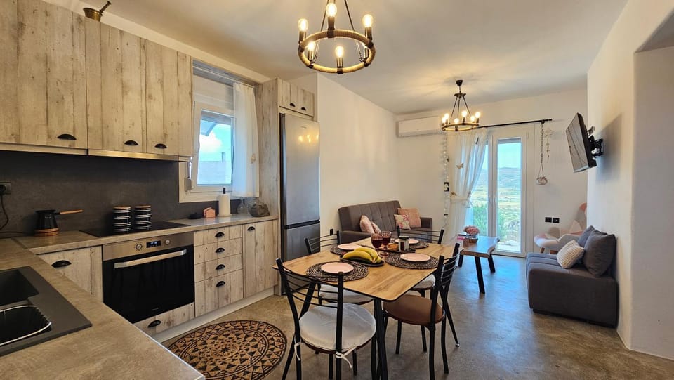 Kitchen or kitchenette, Dining area, stove