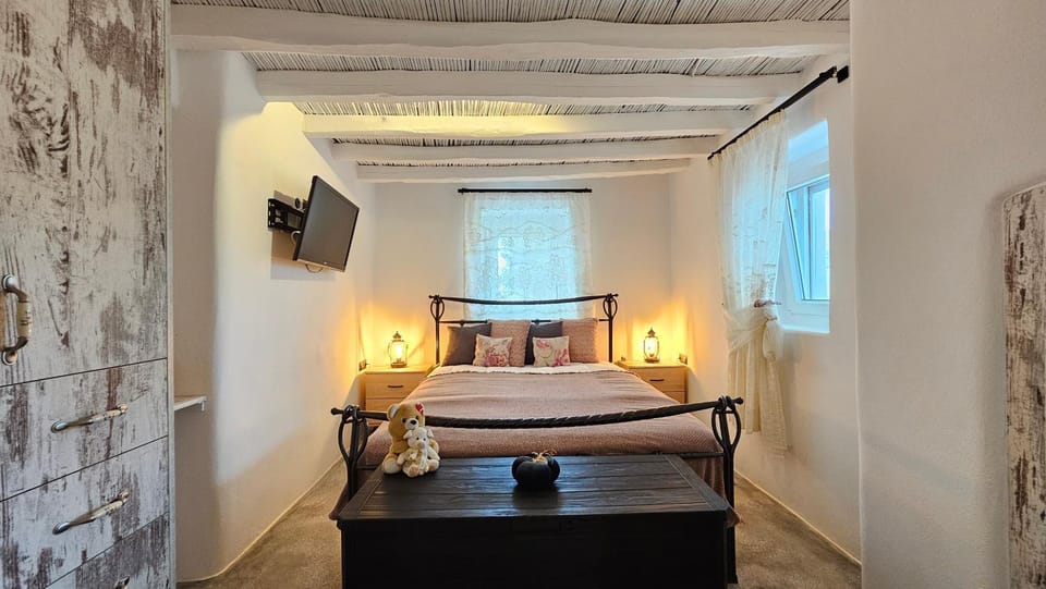 Bed, TV and multimedia, Bedroom