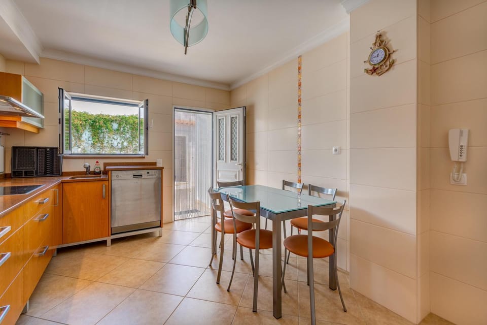 Kitchen or kitchenette, dishwasher, stove