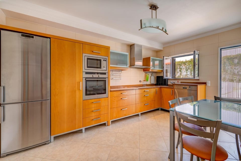 Kitchen or kitchenette, Dining area, dishwasher, oven, stove