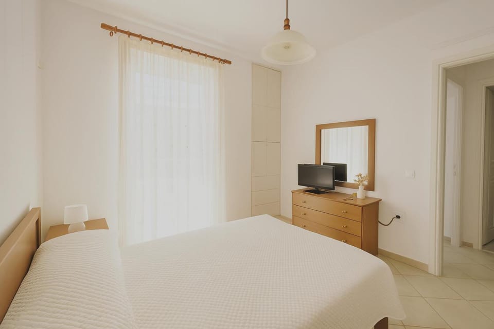 Bed, TV and multimedia, Bedroom