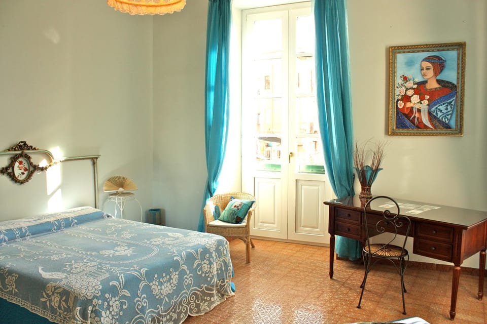 Photo of the whole room, Decorative detail