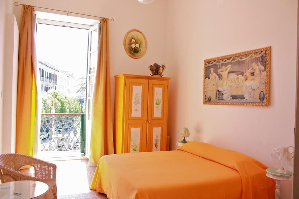 Photo of the whole room, Decorative detail
