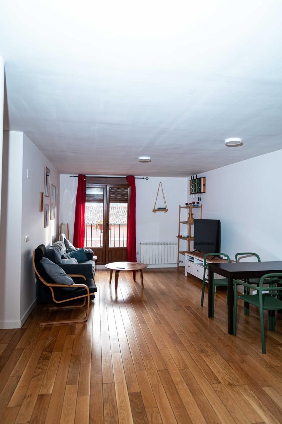 TV and multimedia, Living room, Seating area, Dining area