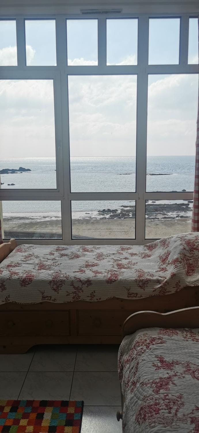 Photo of the whole room, Bedroom, Sea view