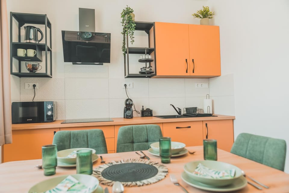 Coffee/tea facilities, Kitchen or kitchenette, Dining area