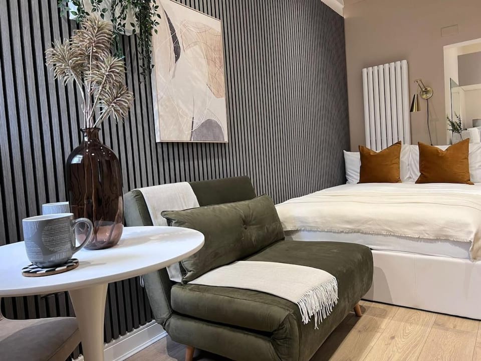 Luxury Solihull Studio Apartment - 5 mins to NEC, Airport, JLR, Resorts World Apartment in Solihull