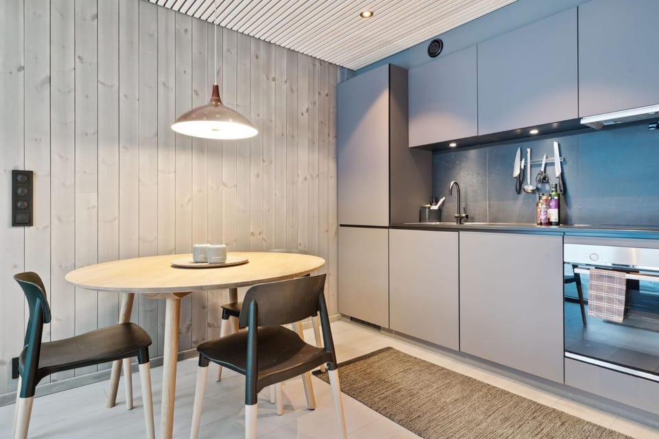 Coffee/tea facilities, Kitchen or kitchenette, Dining area, dishwasher, oven, stove, kitchen