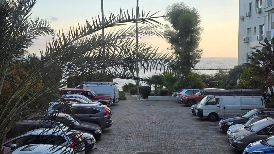 Sea Breeze 3 Bed Frontline Flat Apartment in Germasogeia