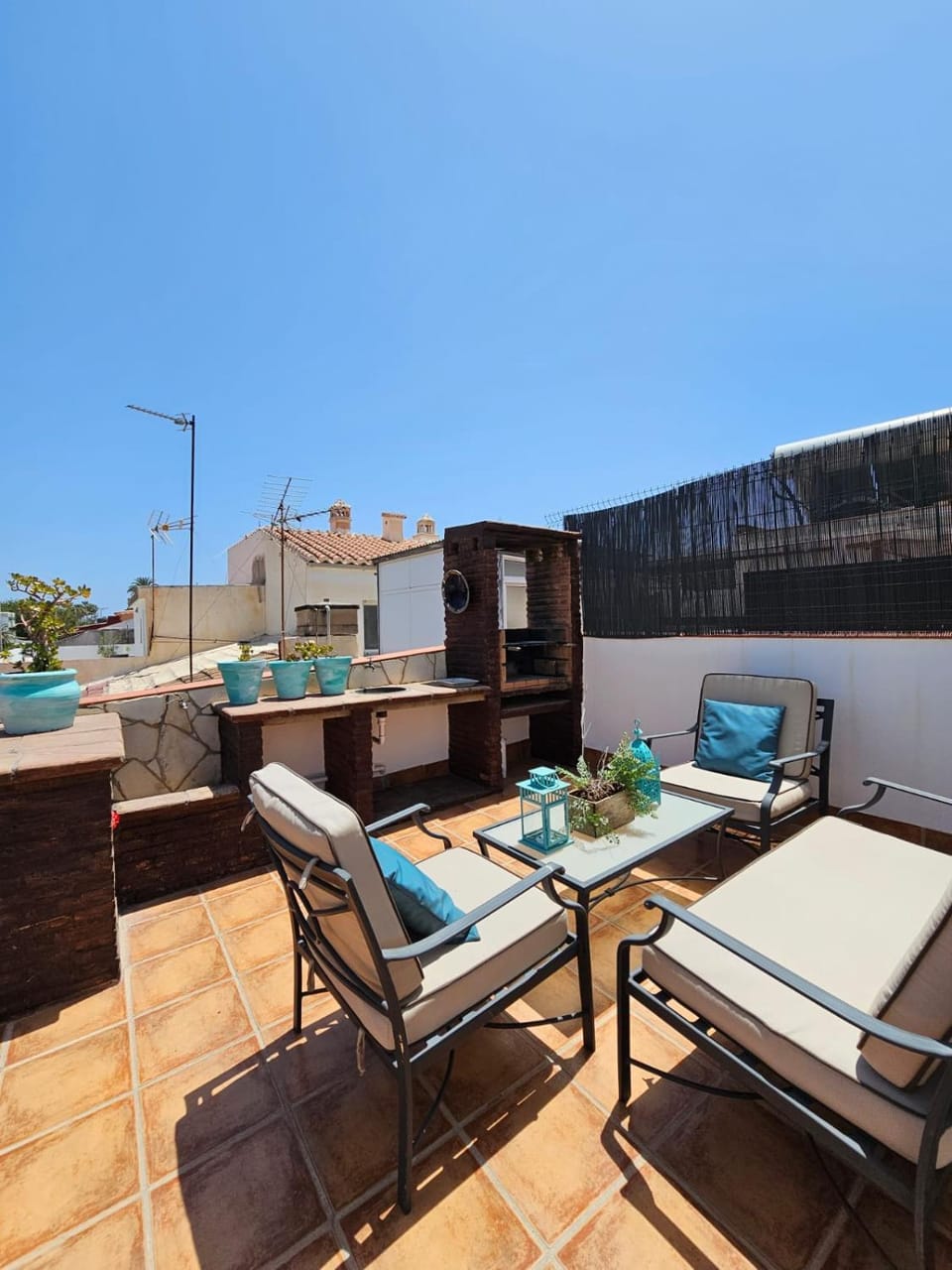 Property building, Patio, Day, Balcony/Terrace, Balcony/Terrace, Business facilities, Dining area