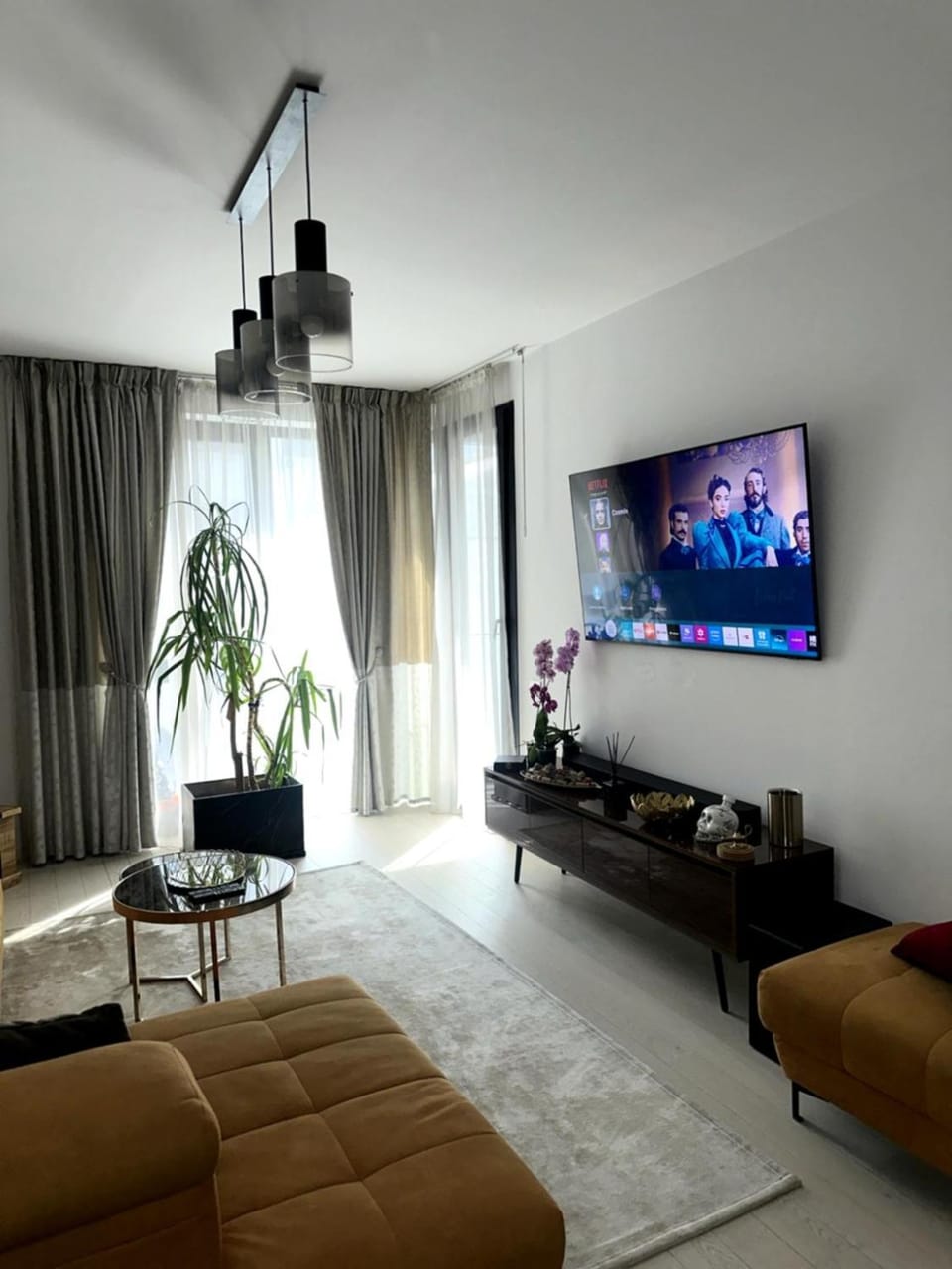 TV and multimedia, Living room, Seating area, Evening entertainment