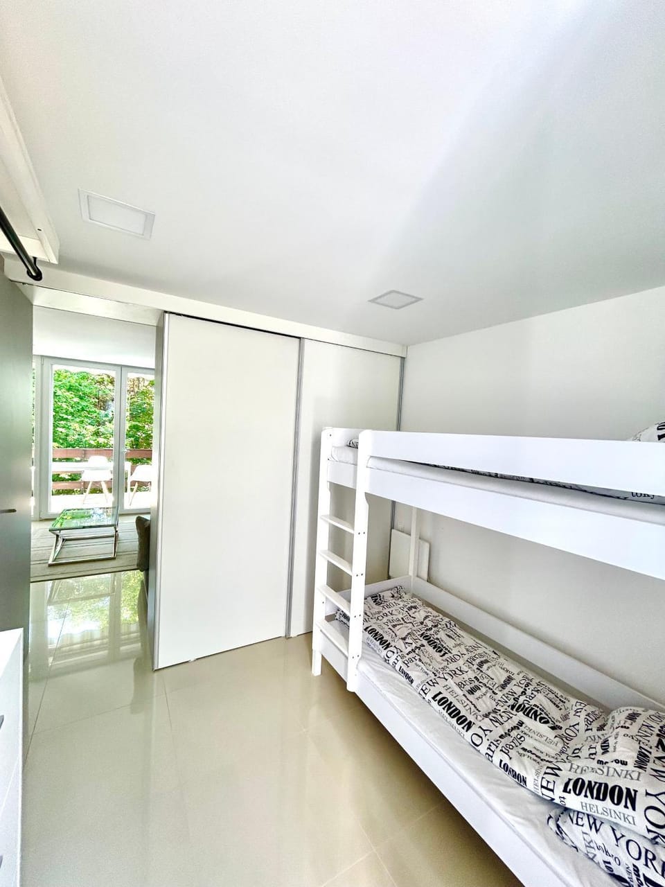 Facade/entrance, bunk bed