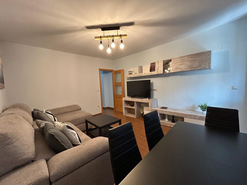TV and multimedia, Living room, Seating area, Dining area