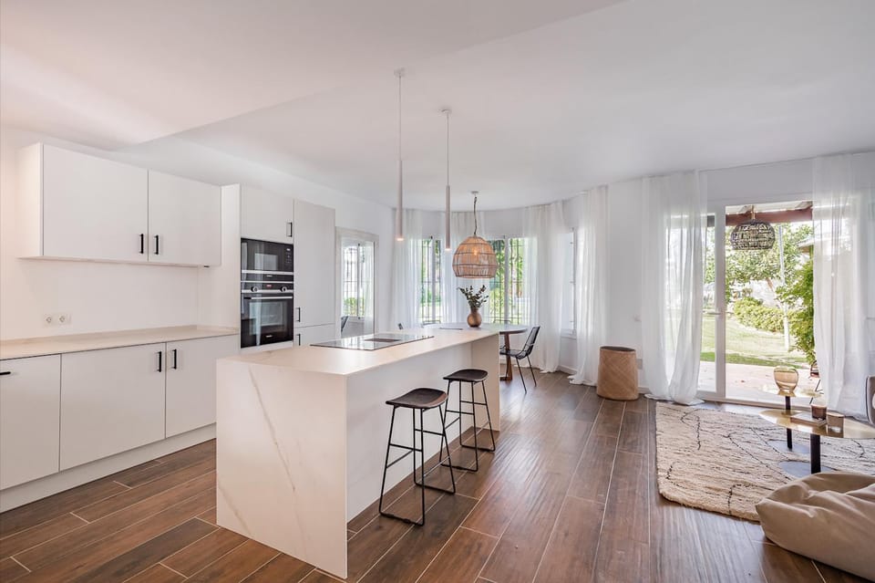 Kitchen or kitchenette, Lounge or bar, Dining area, dishwasher, oven, stove