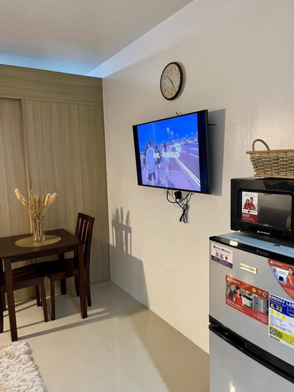Communal lounge/ TV room, On-site shops, TV and multimedia, Kitchen or kitchenette, Living room, Seating area, Dining area, Evening entertainment, oven