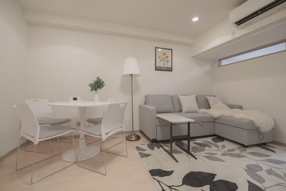 1 minute from Higashi-Shinjuku Station Large living room Apartment in Shinjuku