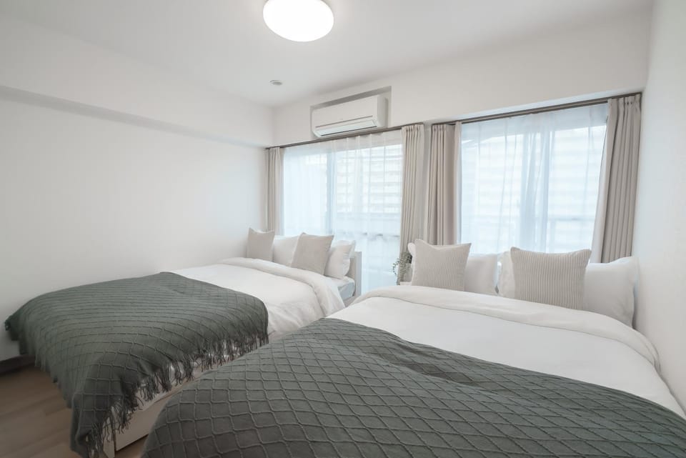 1 minute from Higashi-Shinjuku Station Large living room Apartment in Shinjuku