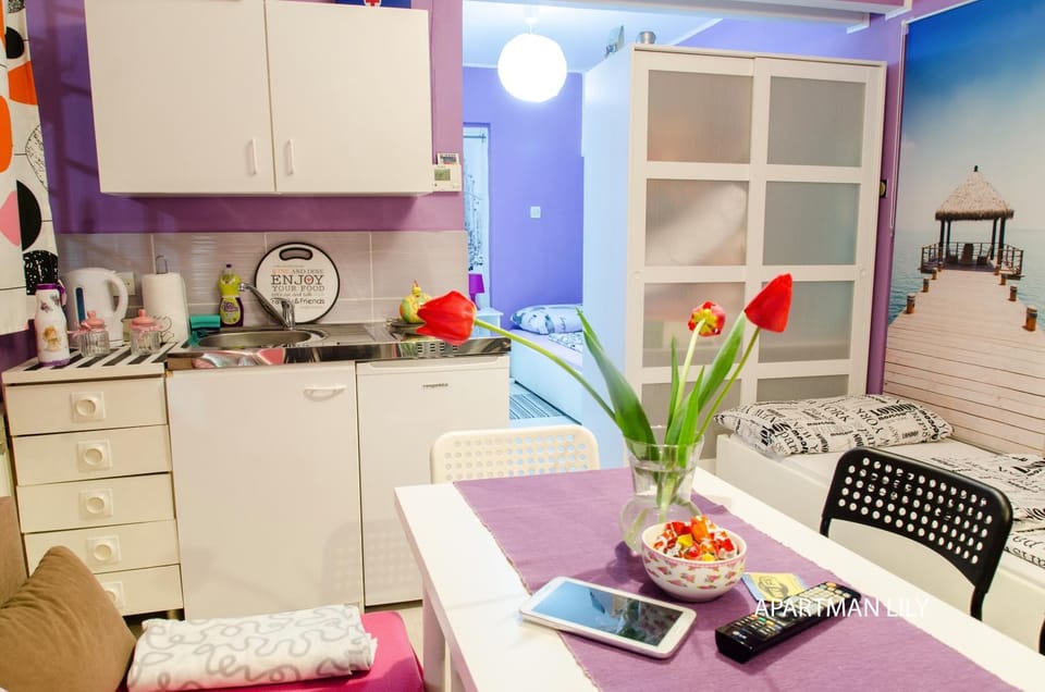 Coffee/tea facilities, Kitchen or kitchenette, Living room