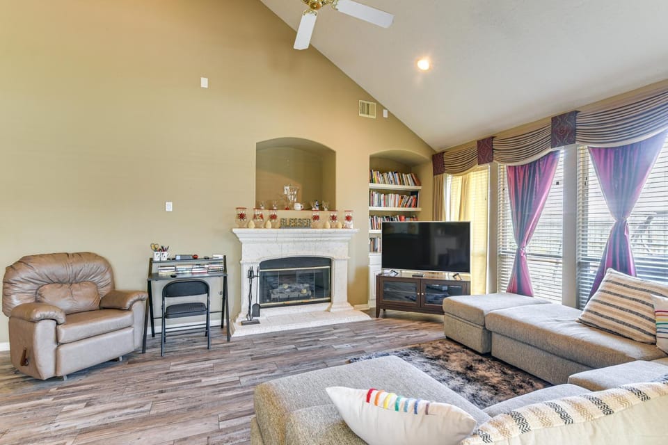 Patio, BBQ and Yard Family Retreat in Pearland House in Pearland