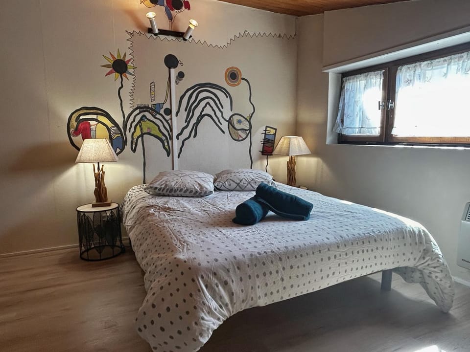 Bed, Photo of the whole room, Bedroom, towels