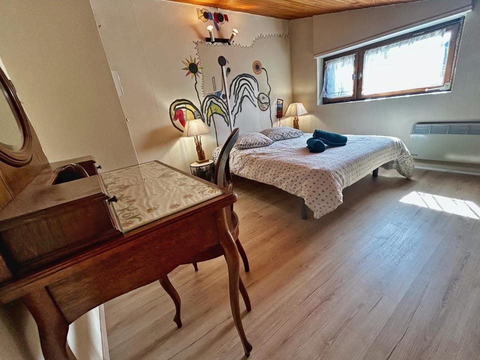 Bed, Photo of the whole room, Bedroom
