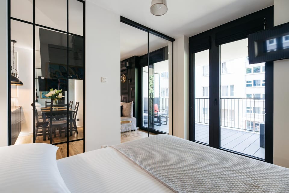 Bed, TV and multimedia, View (from property/room), Balcony/Terrace, Photo of the whole room, Bedroom