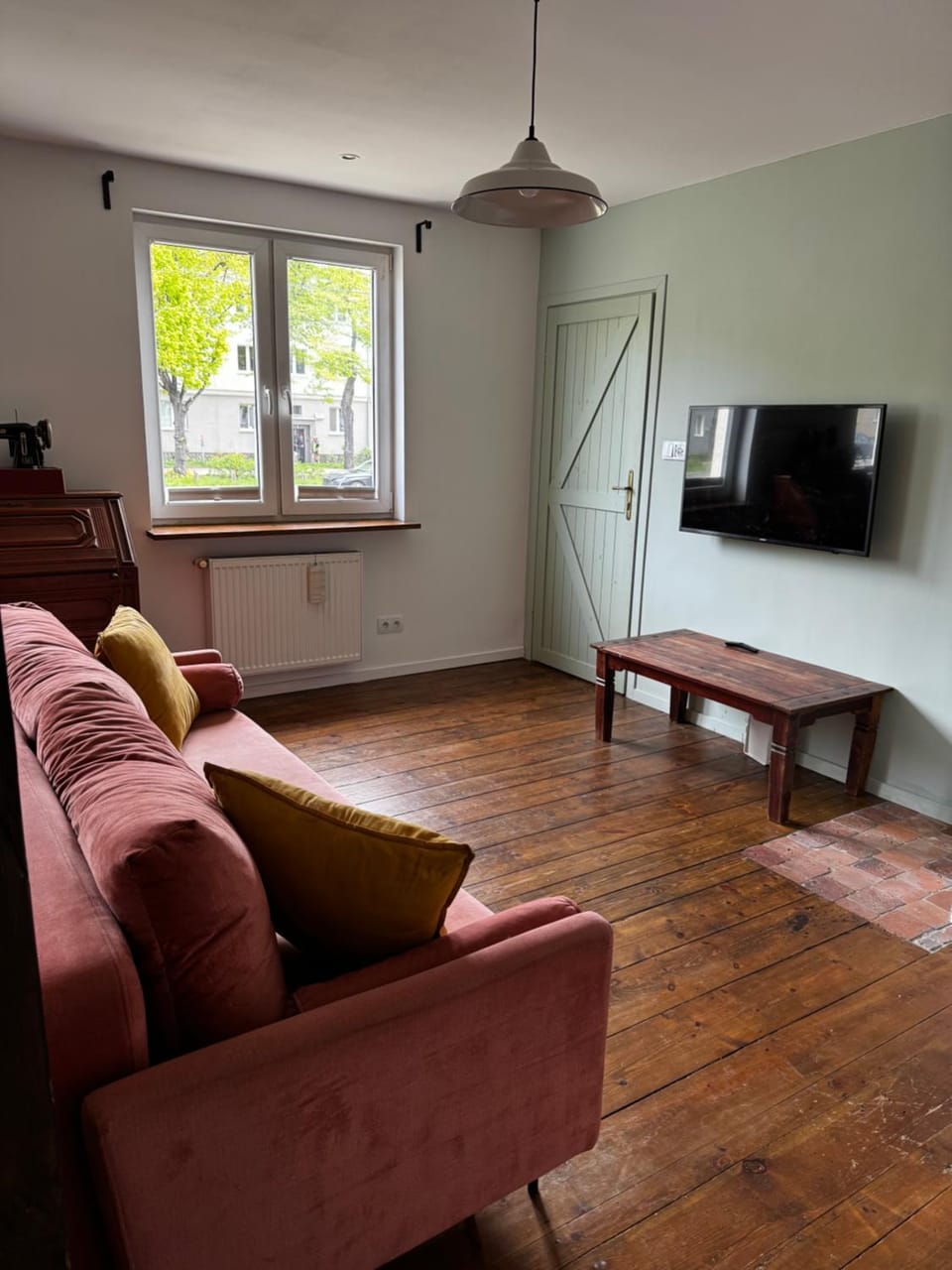 TV and multimedia, Living room, Seating area, Evening entertainment