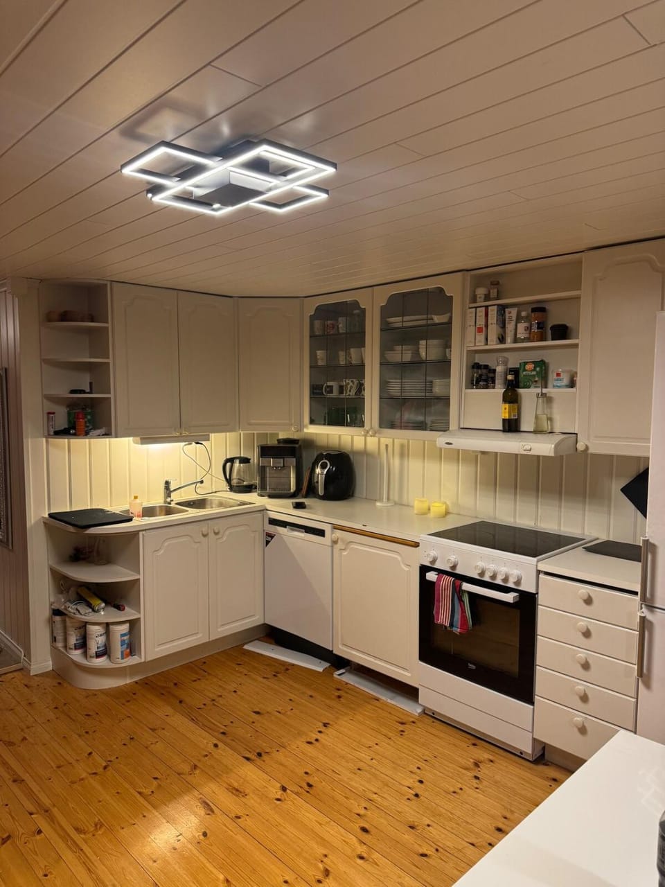 Coffee/tea facilities, Kitchen or kitchenette, dishwasher, stove