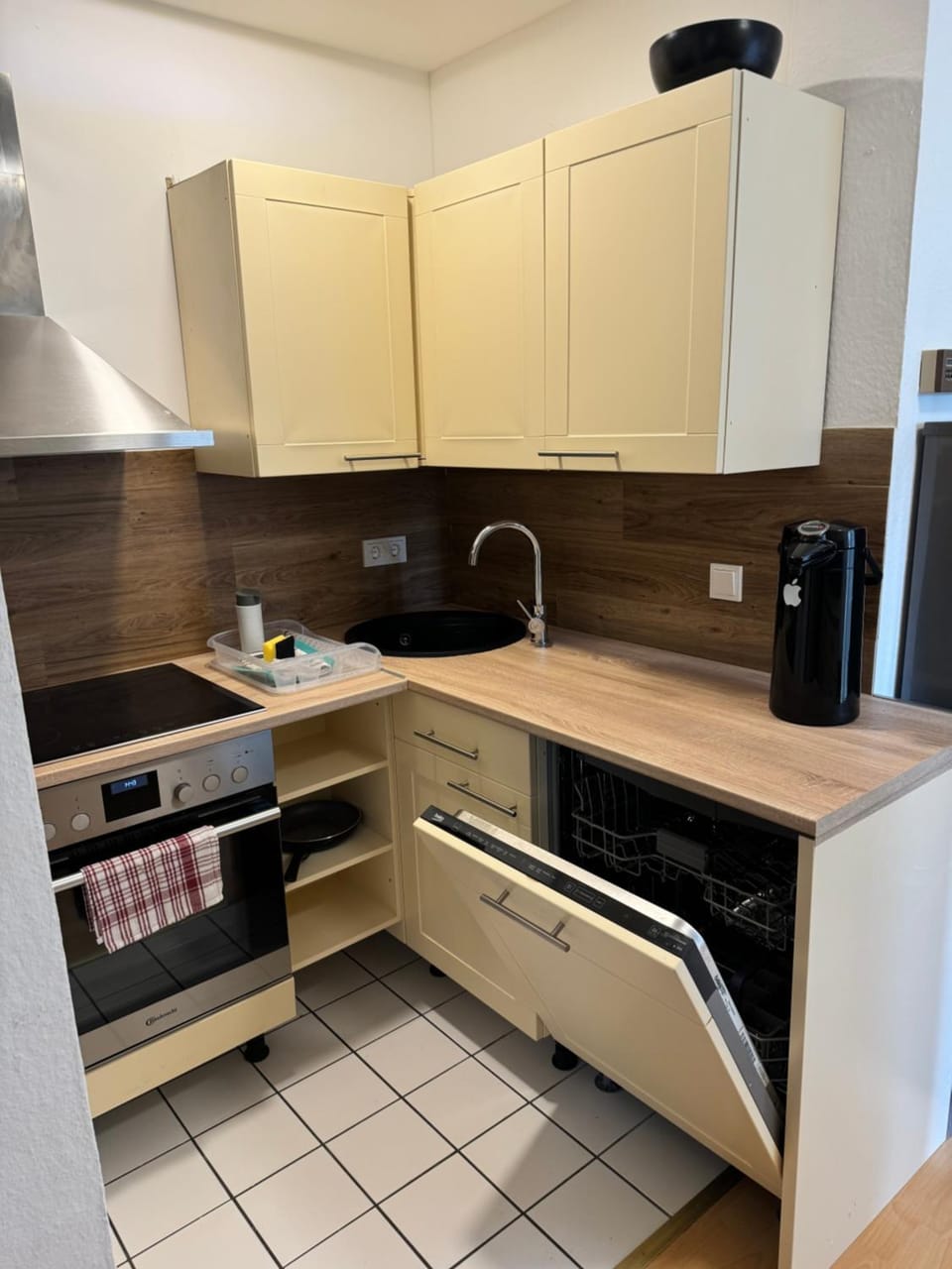 Kitchen or kitchenette, dishwasher, stove