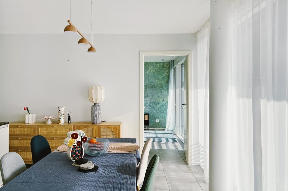 Living room, Photo of the whole room, Seating area, Dining area, Bedroom