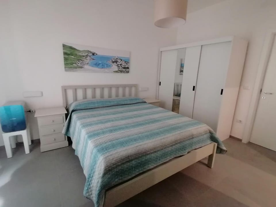 Bed, Photo of the whole room, wardrobe