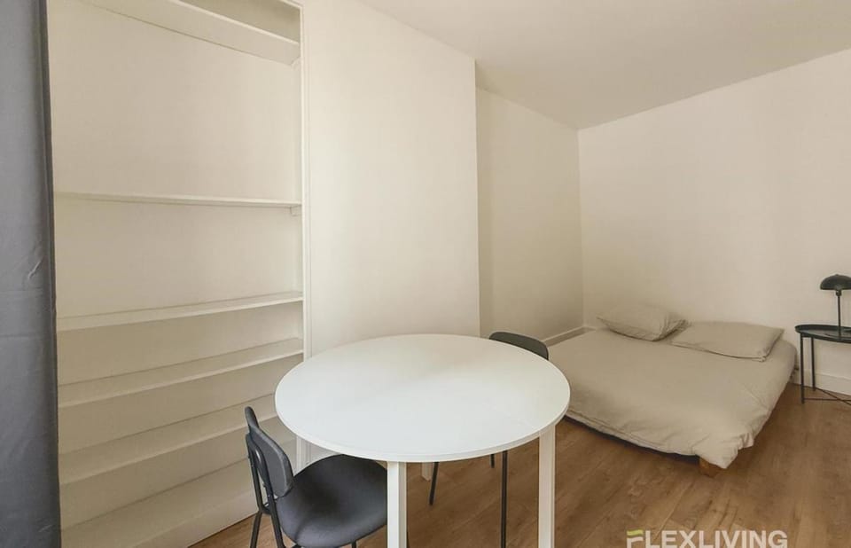 Immeuble Chapelle Apartment in Paris