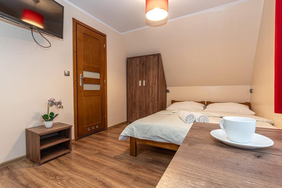 Bed, Photo of the whole room, towels, wardrobe